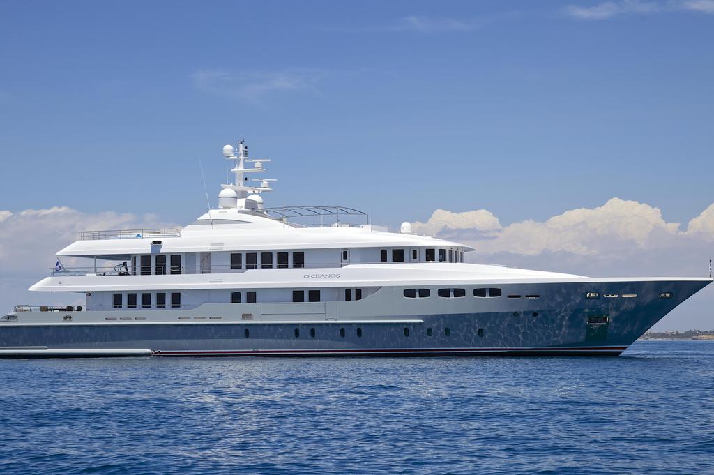 Boating is fun with a Motor yacht in Elliniko
