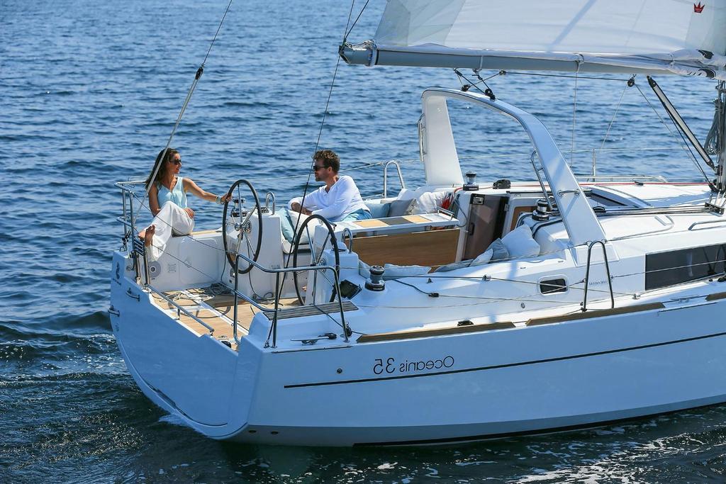 This 35.0' Beneteau cand take up to 6 passengers around Athens