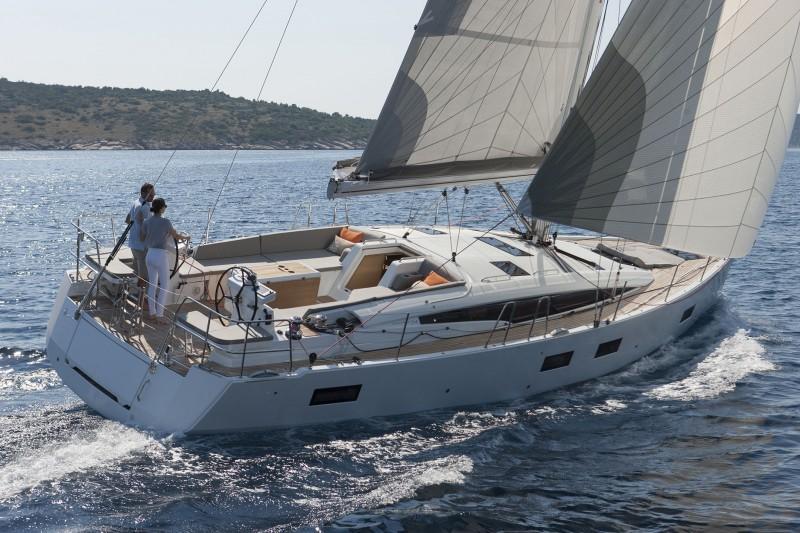 Up to 10 persons can enjoy a ride on this Jeanneau boat