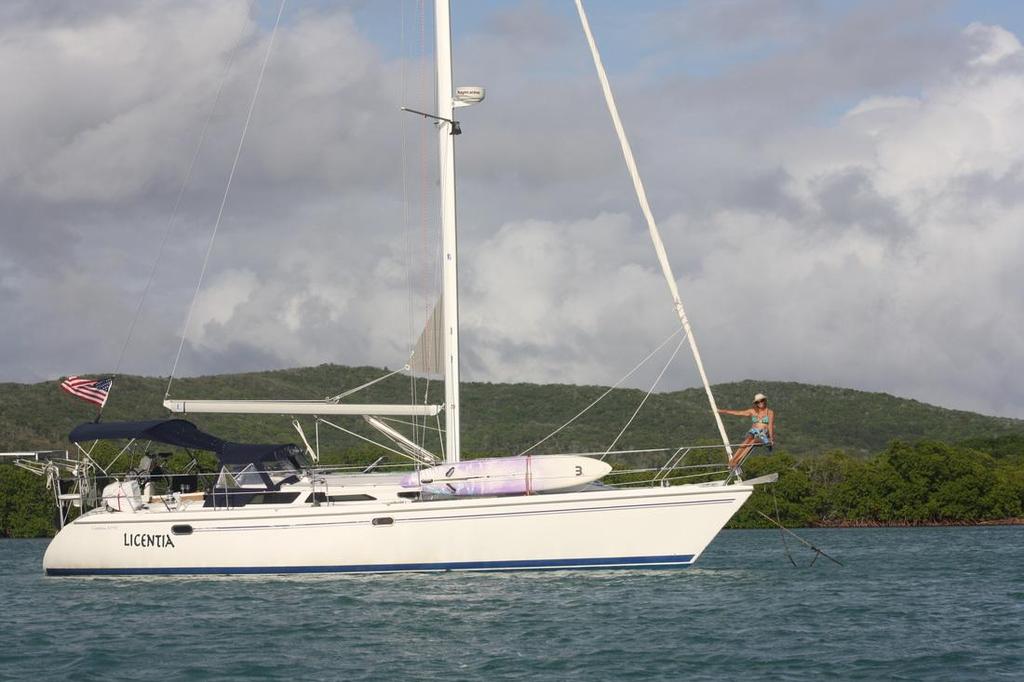 This 42.0' Catalina cand take up to 6 passengers around Fajardo