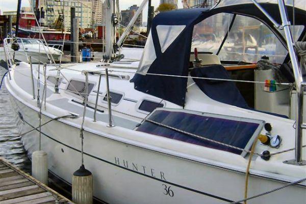 Up to 6 persons can enjoy a ride on this Cruiser boat