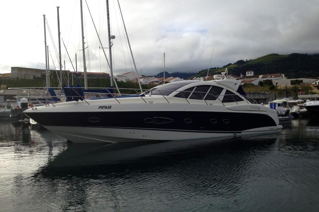 Up to 12 persons can enjoy a ride on this Cruiser boat