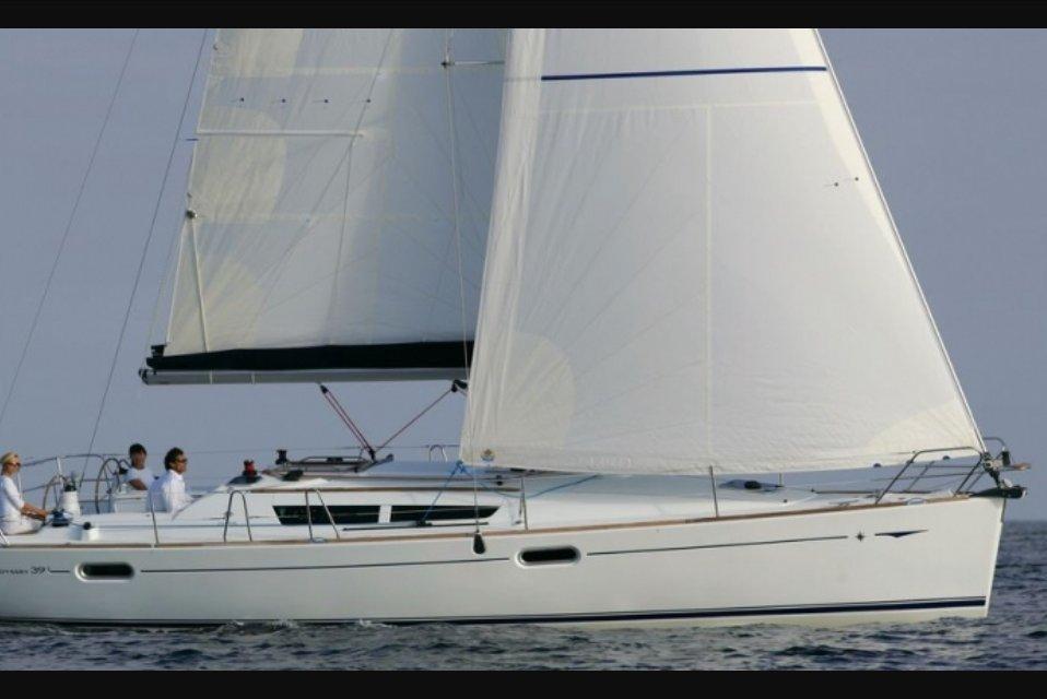 Discover New York surroundings on this 39I Jeanneau boat