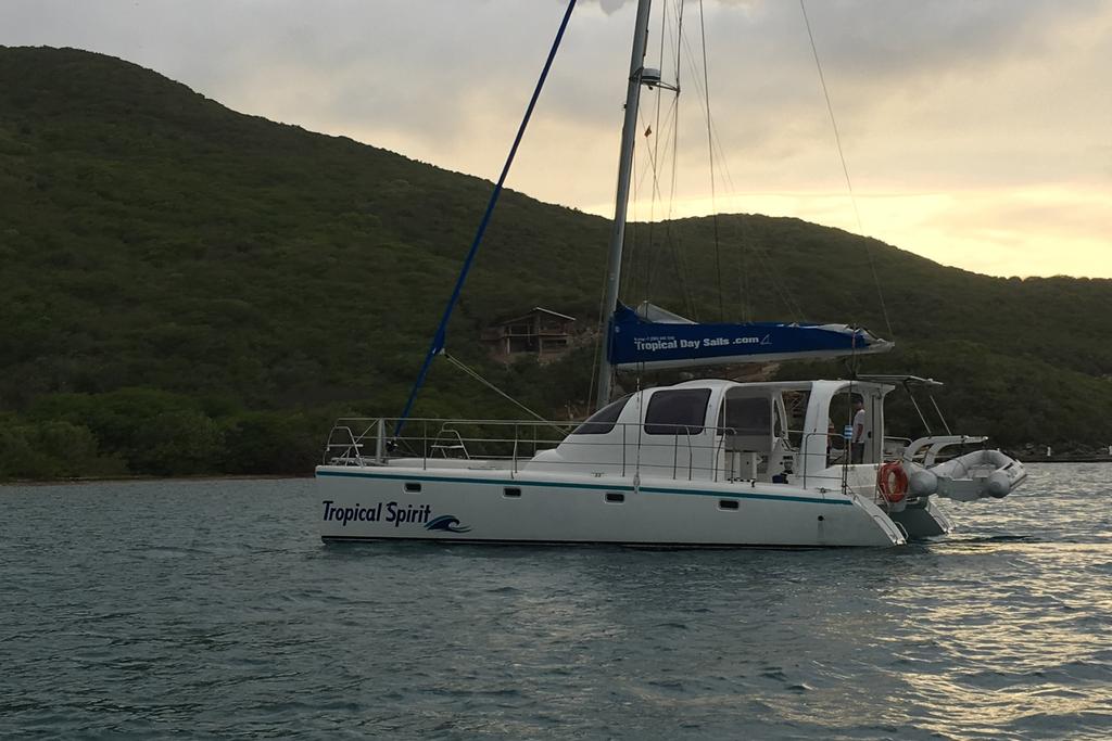 Discover Virgin Gorda surroundings on this 40 foot daysailer Scape Yacht boat