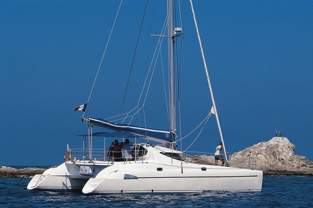 This 38.0' Fountain Pajot cand take up to 10 passengers around Athens