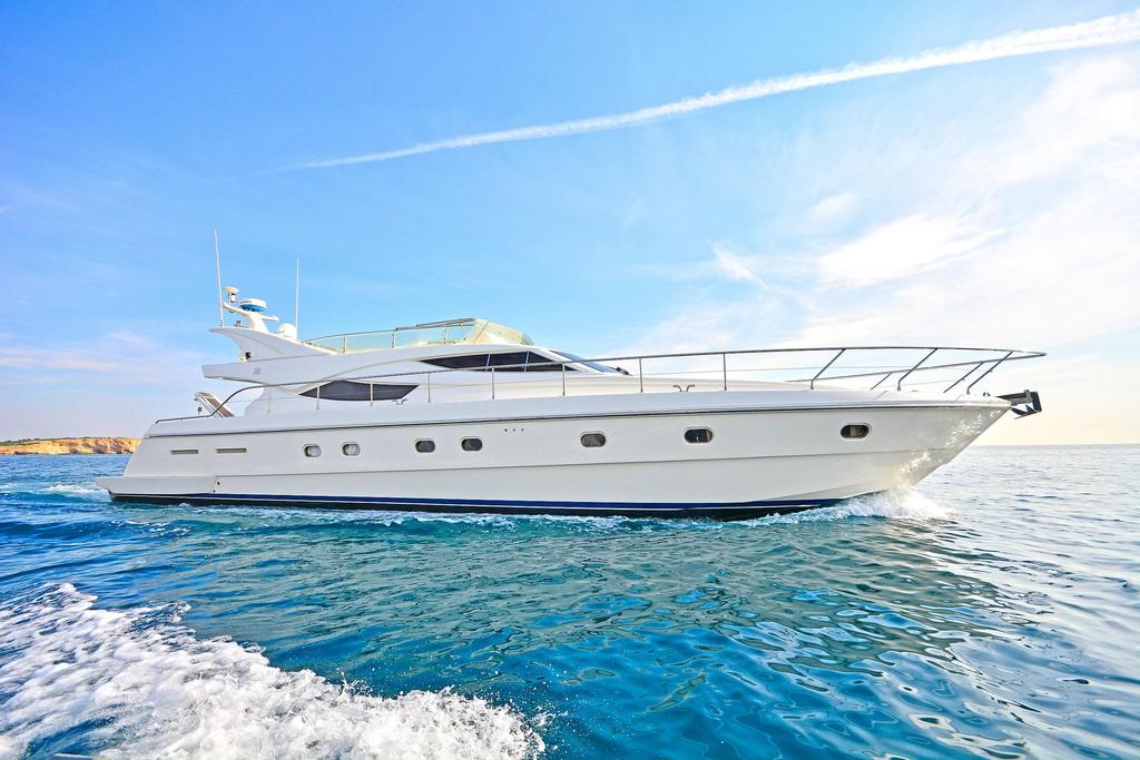 This 62.0' Ferretti cand take up to 6 passengers around Athens