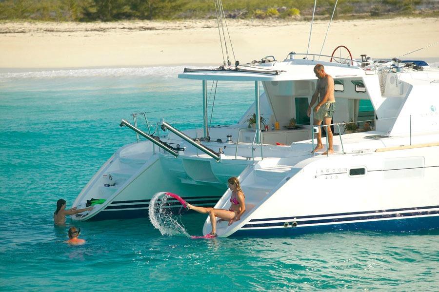 This 44.0' Lagoon cand take up to 10 passengers around Athens
