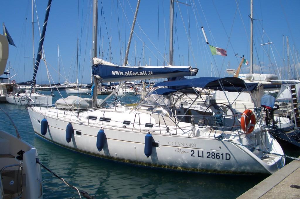 This 43.0' Beneteau cand take up to 8 passengers around Punta Ala