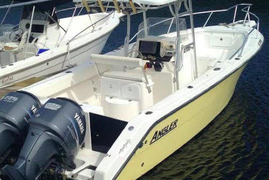 Discover Islamorada surroundings on this 2700CC Angler boat