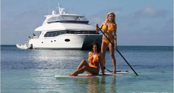 This 60.0' Horizon cand take up to 6 passengers around Tortola