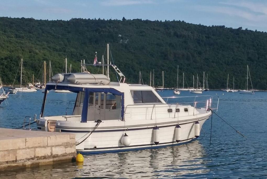 Discover Pula surroundings on this SAS-VEKTOR  ADRIA 1002V ADRIA 1002V boat