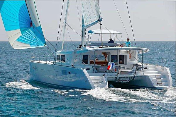 Discover Road Town surroundings on this 450 Lagoon boat