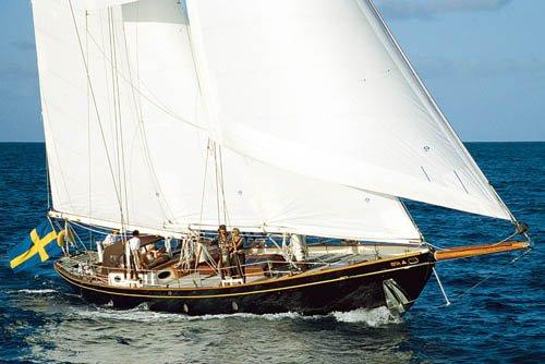 Up to 6 persons can enjoy a ride on this Schooner boat