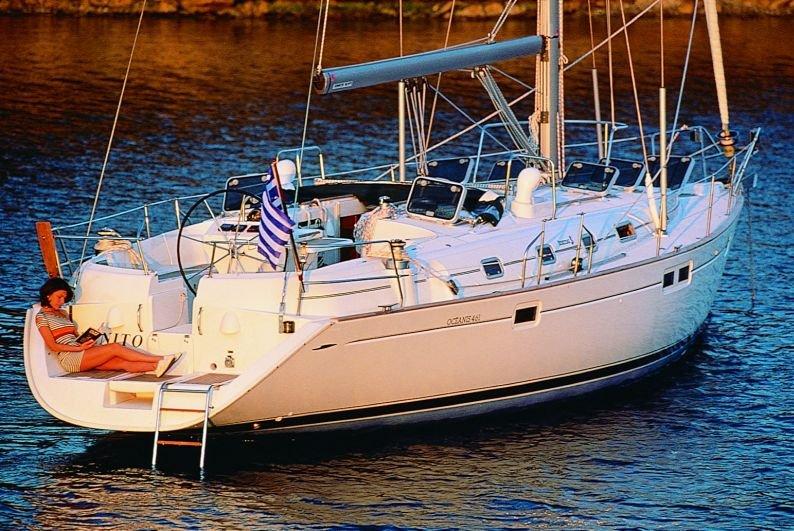 Discover Palma de Mallorca surroundings on this 461 Oceanis boat