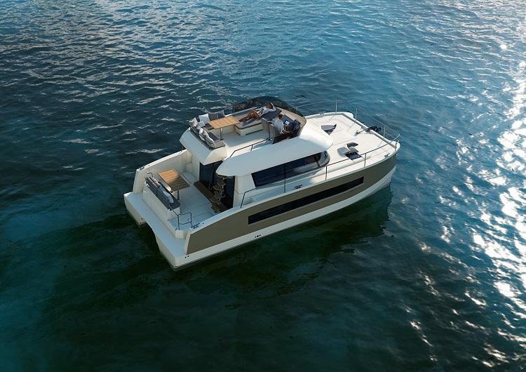 Discover Lisboa surroundings on this MY37 Fountain Pajot boat