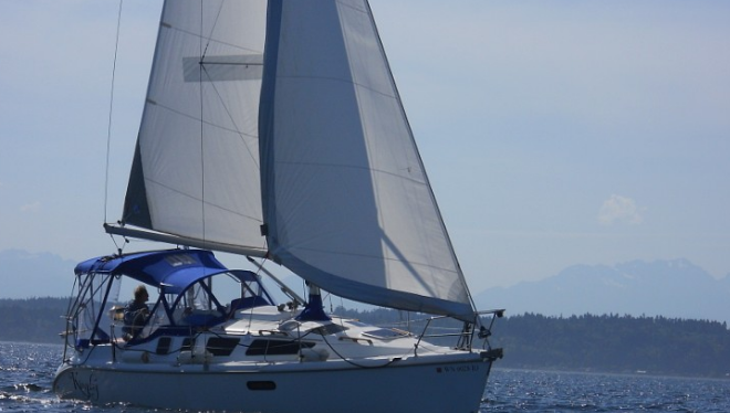 This 32.0' Hunter cand take up to 6 passengers around Seattle