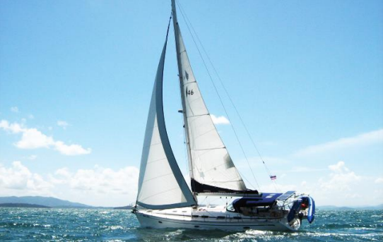 This 46.0' Bavaria cand take up to 8 passengers around Phuket