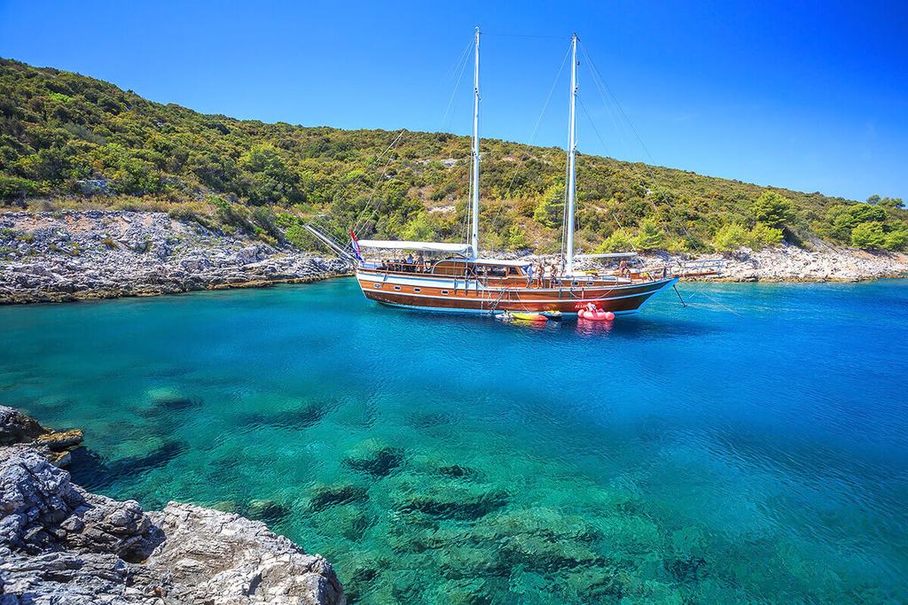 Up to 16 persons can enjoy a ride on this Classic boat