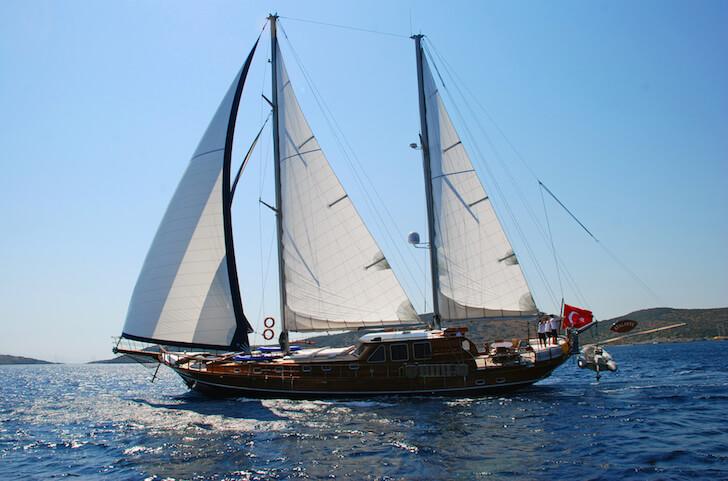 Up to 8 persons can enjoy a ride on this Classic boat