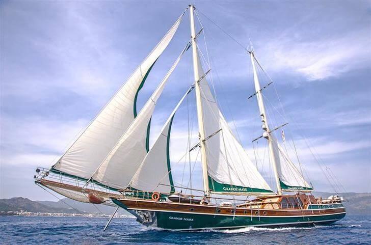 Up to 12 persons can enjoy a ride on this Classic boat
