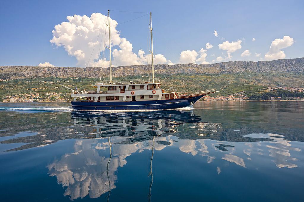 This 101.7' Custom cand take up to 16 passengers around Trogir