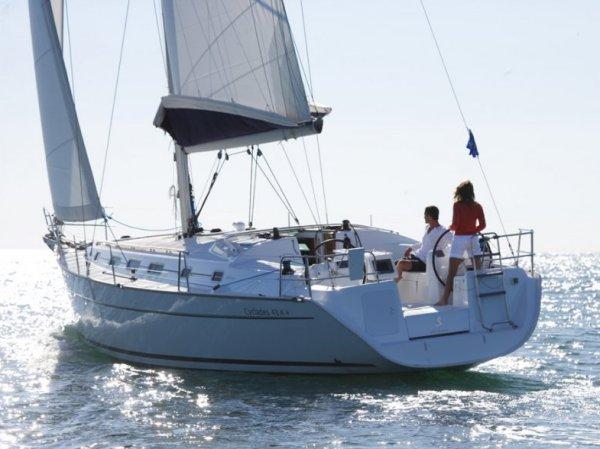 Discover Comino surroundings on this 43.3 Beneteau boat
