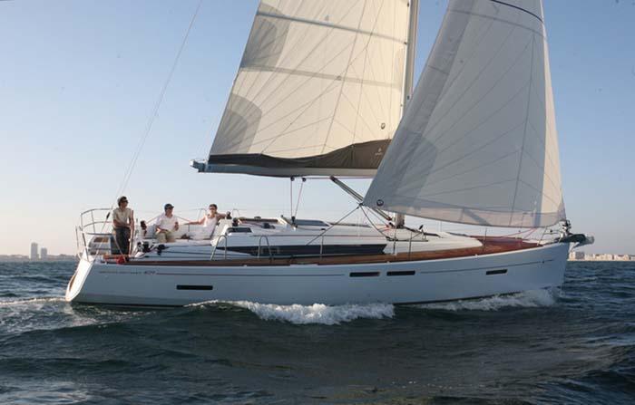 Discover Nassau surroundings on this 409 Sun Odyssey boat