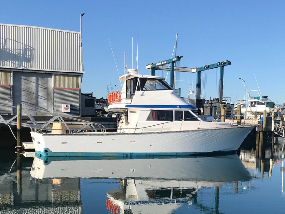 Up to 15 persons can enjoy a ride on this Offshore sport fishing boat