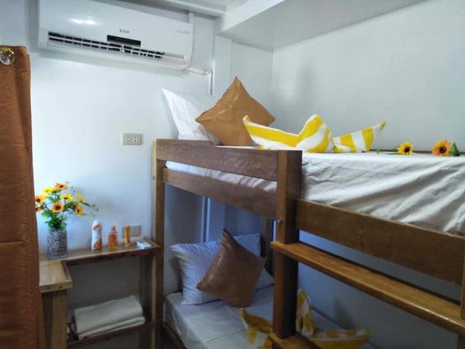 This 69.0' Custom cand take up to 10 passengers around Puerto Princesa