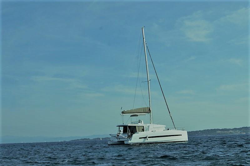 This 45.0' Bali cand take up to 12 passengers around Raiatea