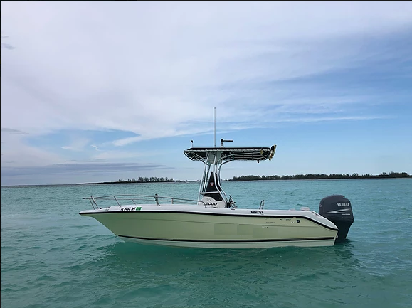 This 20.0' Custom cand take up to 6 passengers around Green Turtle Cay