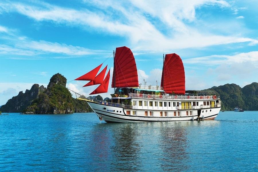 Boat rental in Halong Bay, 