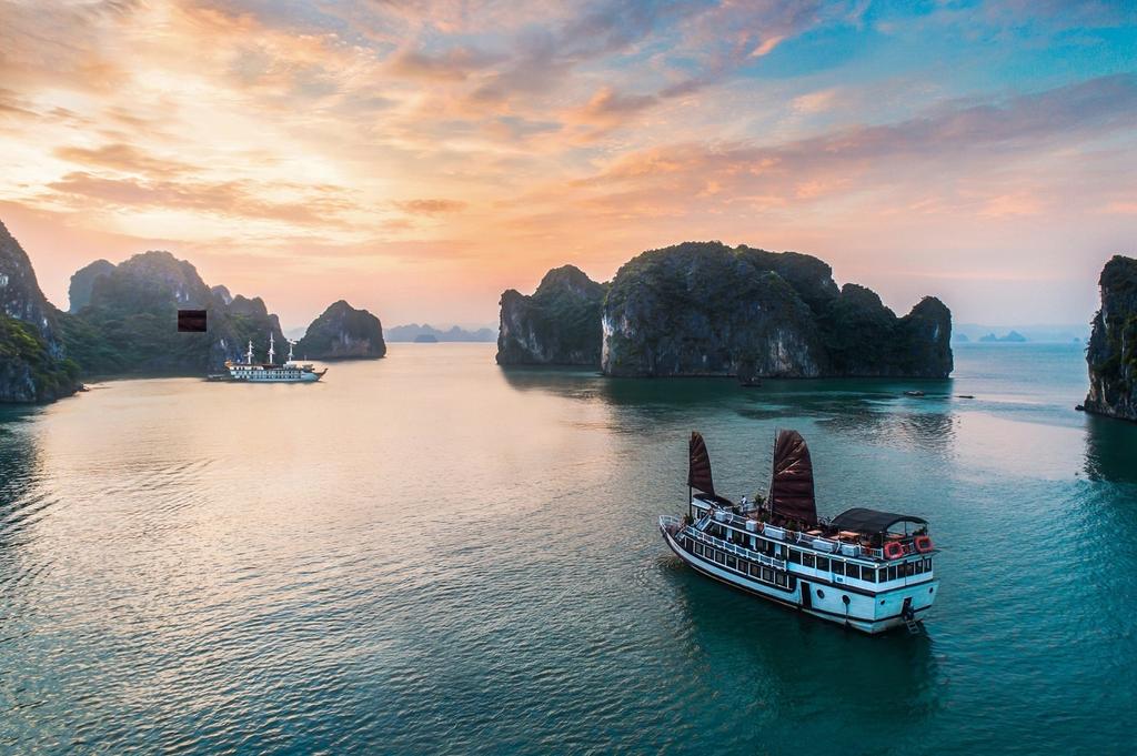 Up to 30 persons can enjoy a ride on this Mega yacht boat