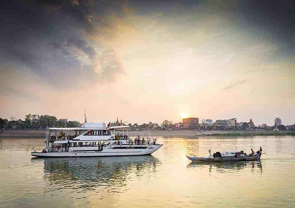 Boat rental in Phnom Penh, 