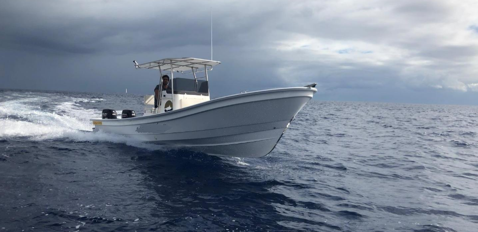 Up to 9 persons can enjoy a ride on this Center console boat