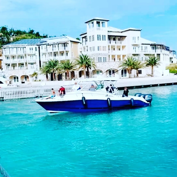 Up to 6 persons can enjoy a ride on this Motor boat boat