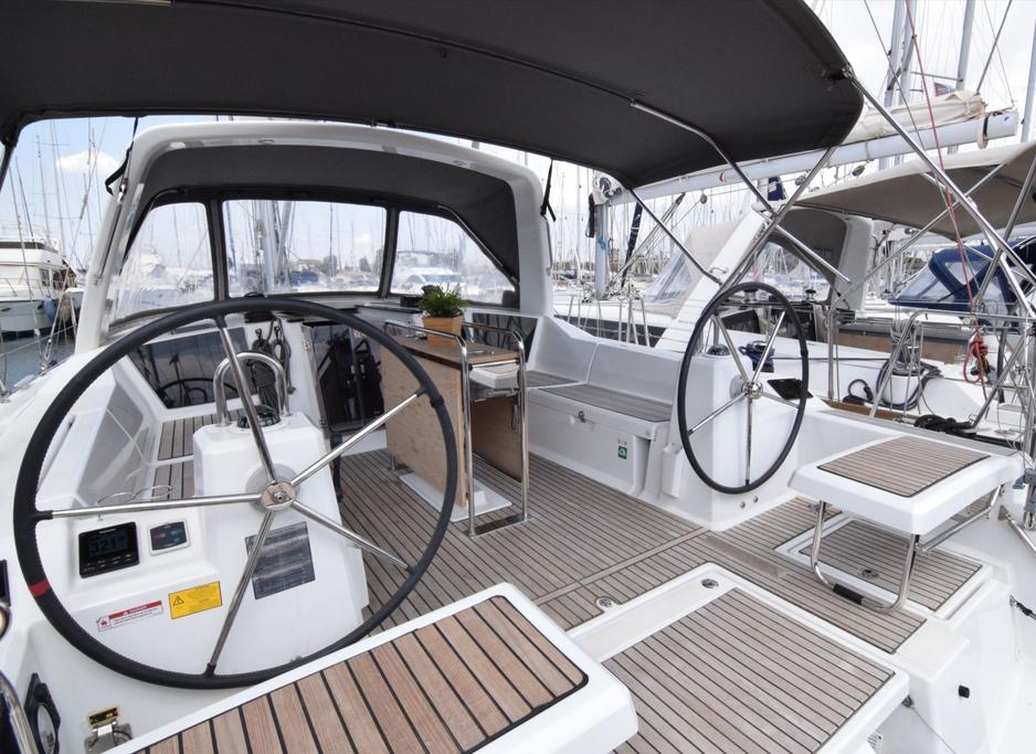 Boat for rent BENETAU 41.1 feet in Alimos Marina, Greece