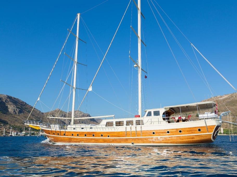 98.0 feet Custom in great shape