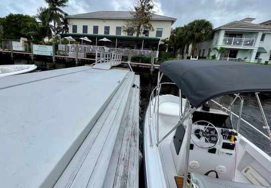 This 17.5' Boston Whaler cand take up to 5 passengers around Miami