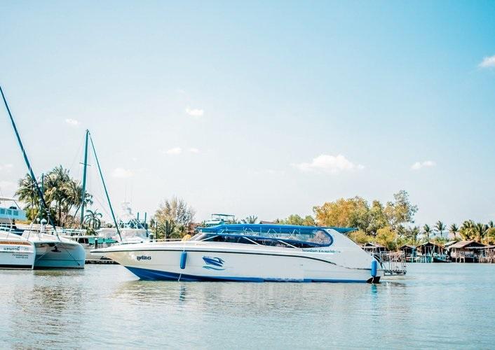 This 39.0' Speedboat Custom Build cand take up to 35 passengers around Phuket