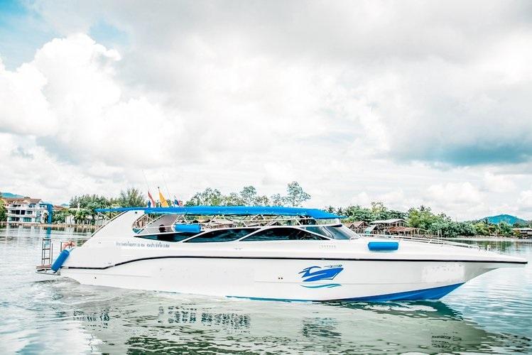 This 39.0' Speedboat Custom Build cand take up to 35 passengers around Phuket
