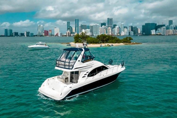 Discover Miami surroundings on this Sedan bridge Sea ray boat
