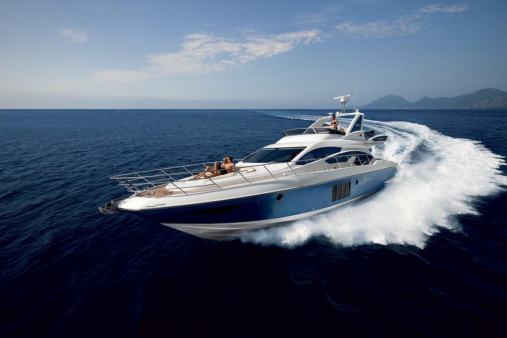 This 64.0' AZIMUT cand take up to 12 passengers around Miami