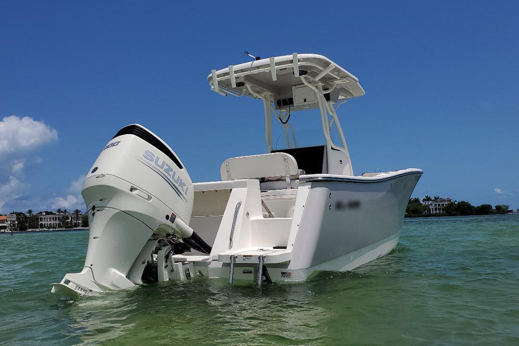 Up to 6 persons can enjoy a ride on this Center console boat