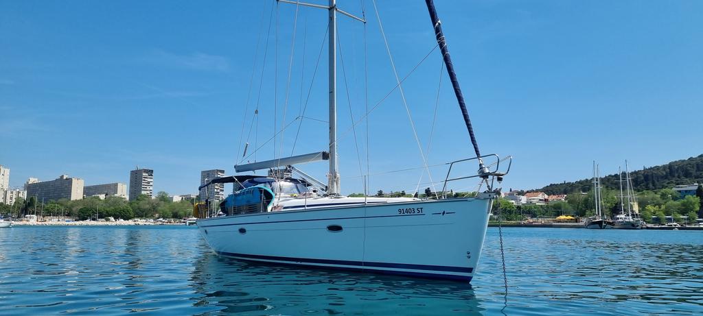 Up to 6 persons can enjoy a ride on this Bavaria boat