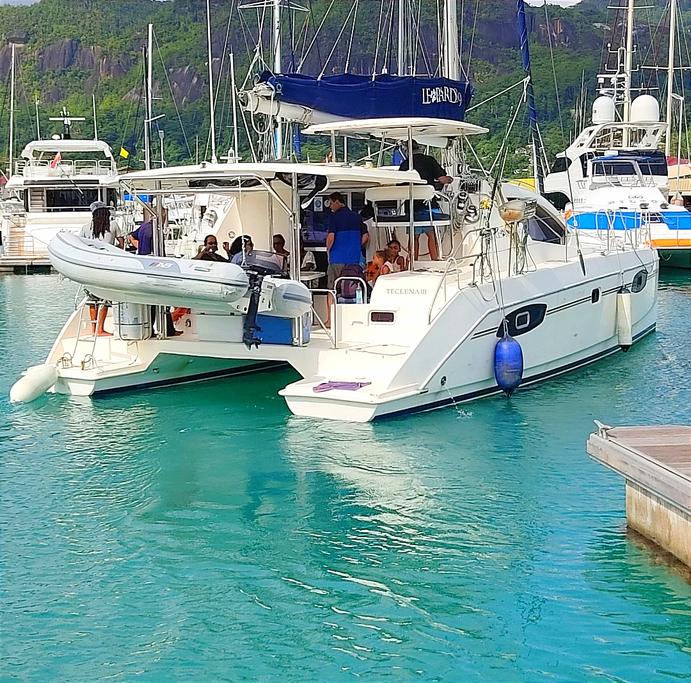 Discover Victoria surroundings on this 39 2016 Leopard 39 boat