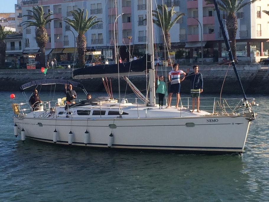 This 43.4' Jeanneau cand take up to 10 passengers around Portimão