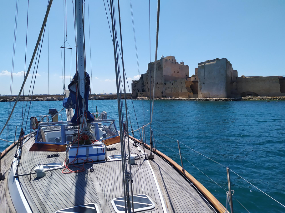 Up to 7 persons can enjoy a ride on this Sloop boat