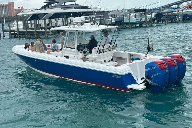 Up to 8 persons can enjoy a ride on this Center console boat