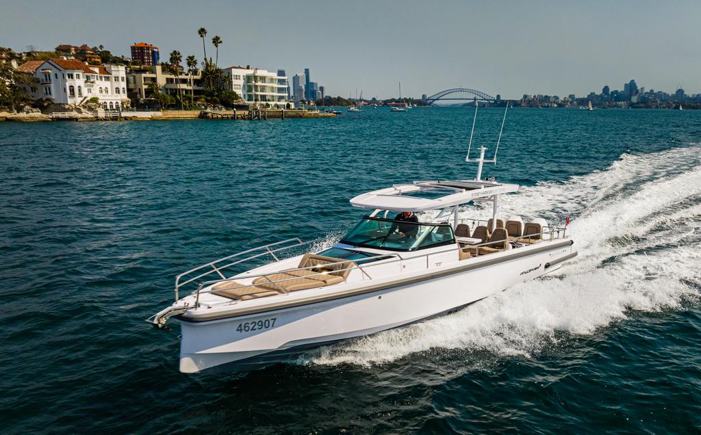 Discover Sydney surroundings on this Axopar Axopar boat